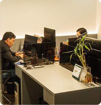 Equipe trabalhando na Controller